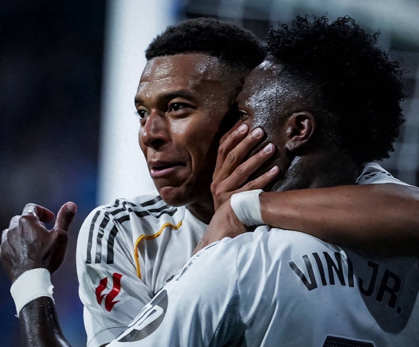 包含姆巴佩回归赛场，战术调整首场状态亮眼，瑞士队观众沸腾！的词条